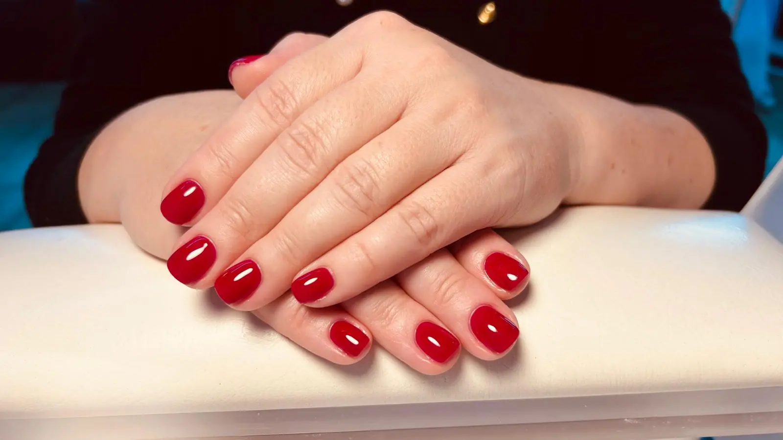 Manucure au vernis semi-permanent rouge, réalisée à l’institut